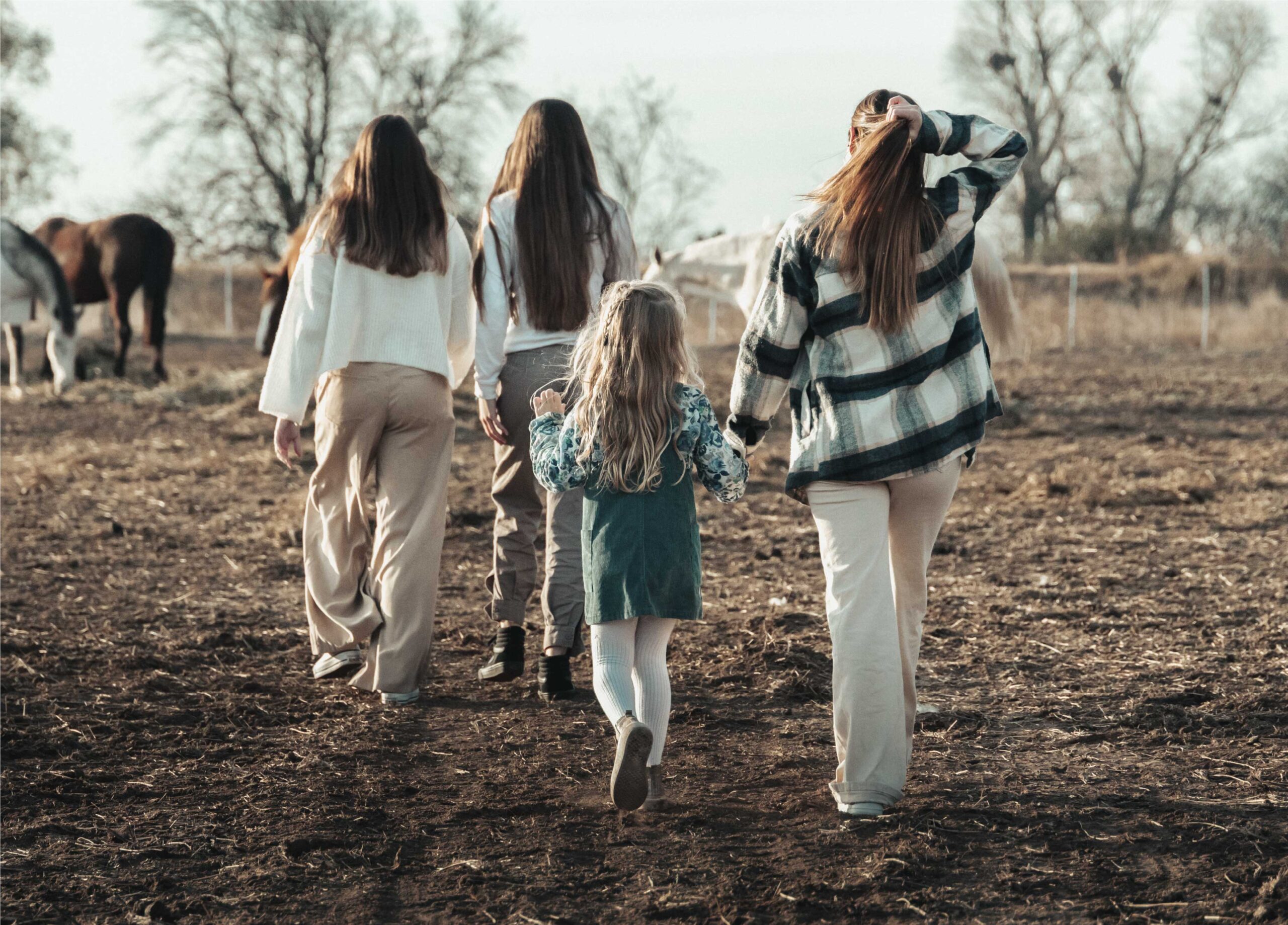 Familia caminando en el área residencial del loteo Ayres de la Antonia