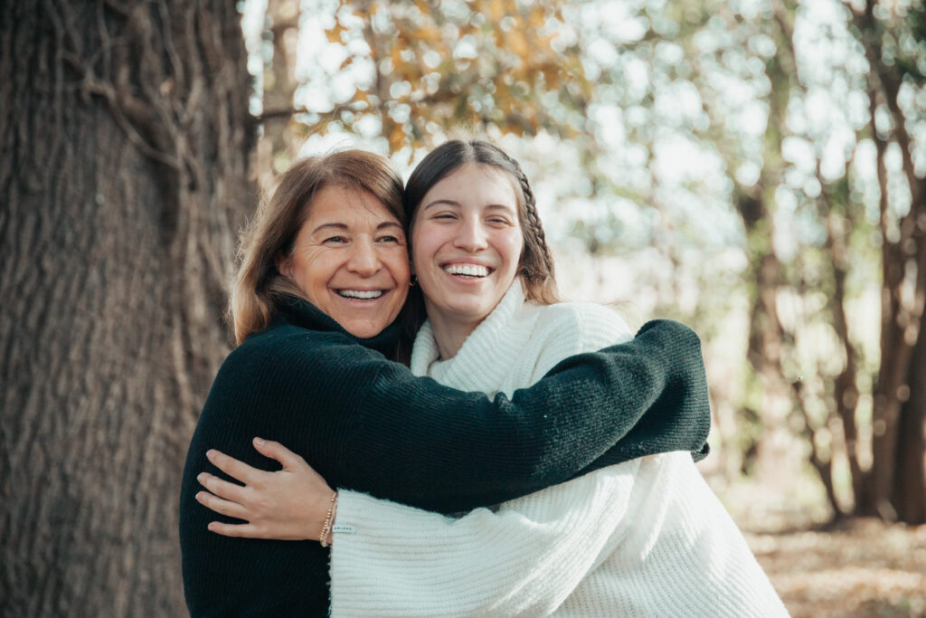 Madre e hija en el entorno natural del loteo Ayres de la Antonia